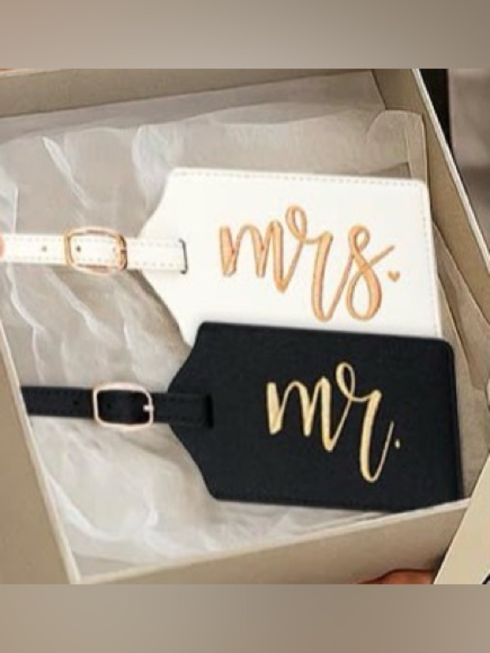 CHOIEO Mr and Mrs Luggage Tags - White 'Mrs.' Tag & Black ‘Mr.’ Tag